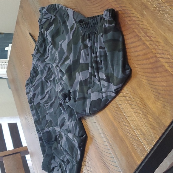 Capris - Picture 4 of 5